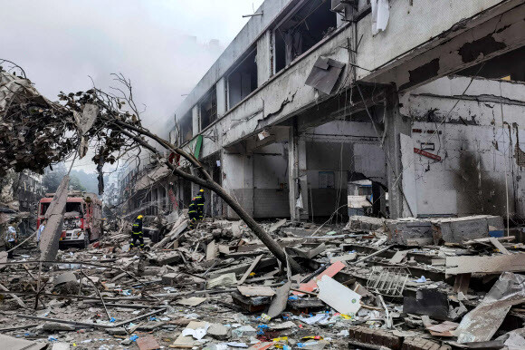 13일(현지시각) 150여명의 사상자가 발생한 중국 후베이성 스옌의 가스 폭발 사고 현장에서 구조진이 희생자를 수색하고 있다. AFP 연합뉴스