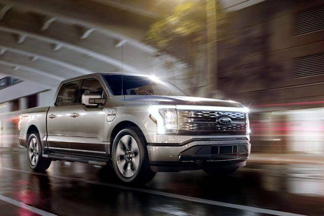 포드는 브랜드를 대표하는 픽업 트럭, F-150을 기반으로 한 'F-150 라이트닝'을 공개했다.