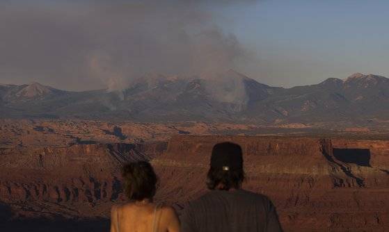 지난 12일 미국 유타주에서 발생한 산불을 바라보고 있는 시민들. 미국 남서부는 역대급 가뭄에 시달리면서 유타 주에선 벌써 326건의 산불이 발생해 1만 2000에이커의 숲을 태웠다. 지난해 같은 기간 산불 89건, 소실면적 350에이커에 비하면 약 4배 더 많은 산불이 발생한 셈이다. EPA=연합뉴스