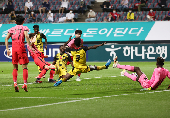 Lee Seung-mo scores Korea's second goal against Ghana at Jeju World Cup Stadium in Seogwipo, Jeju on Saturday. [YONHAP]