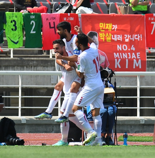 레바논의 하산 수니 알리 사드(가운데)가 13일 고양종합운동장에서 열린 한국과의 경기에서 전반전 선제골을 기록한 뒤 기뻐하고 있다. 사진(경기도 고양)=천정환 기자