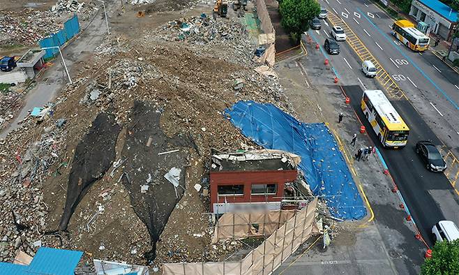 지난 11일 광주 학동 재개발지역 철거건물 붕괴 사고 조사가 진행되고 있다. 연합뉴스
