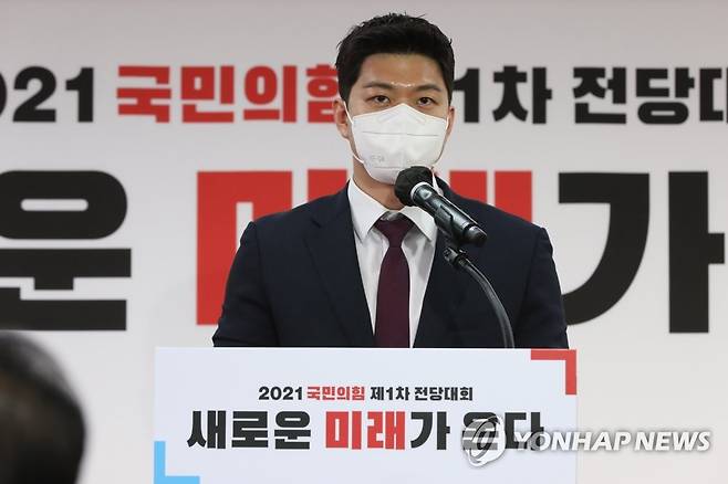 수락연설 하는 국민의힘 김용태 청년최고위원 국민의힘 김용태 신임 청년최고위원이 지난 11일 서울 여의도 중앙당사에서 열린 제1차 전당대회에서 당선자 수락연설을 하고 있다. [연합뉴스 자료사진]