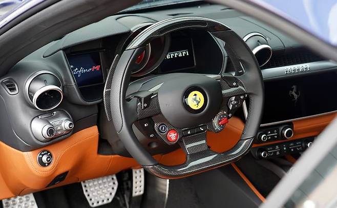 카본 옵션이 적용된 스티어링 휠