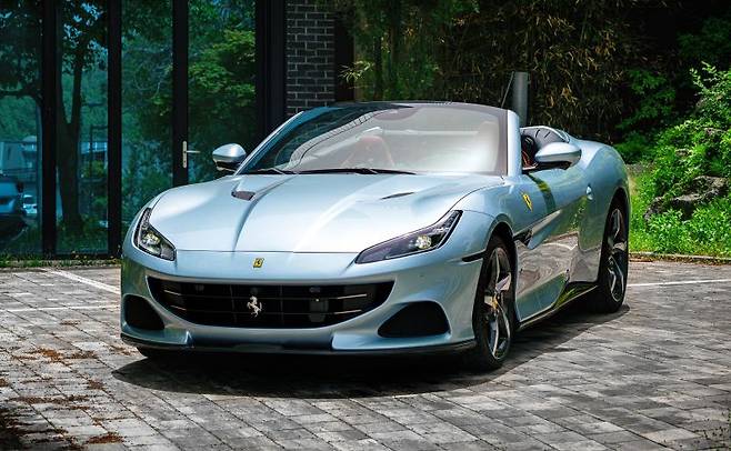 탑을 오픈한 페라리 포르토피노 M