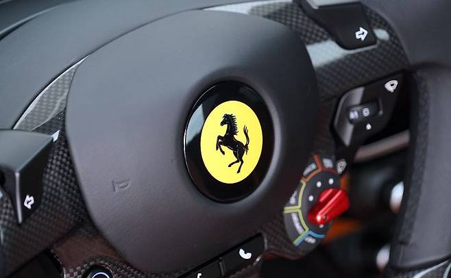 가슴을 설레게 하는 페라리 로고