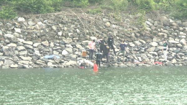 청양경찰이 저수지 수중을 확인하기 위해 잠수부 들이 수색하고 있다 (사진=뉴스1)