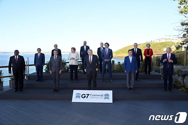 G7 정상회의 참석차 영국을 방문한 문재인 대통령(앞줄 왼쪽 두 번째)이 12일(현지시간) 영국 콘월 카비스베이 양자회담장 앞에서 참가국 정상들과 기념사진을 촬영하고 있다.(G7 정상회의 제공) 2021.6.13/뉴스1