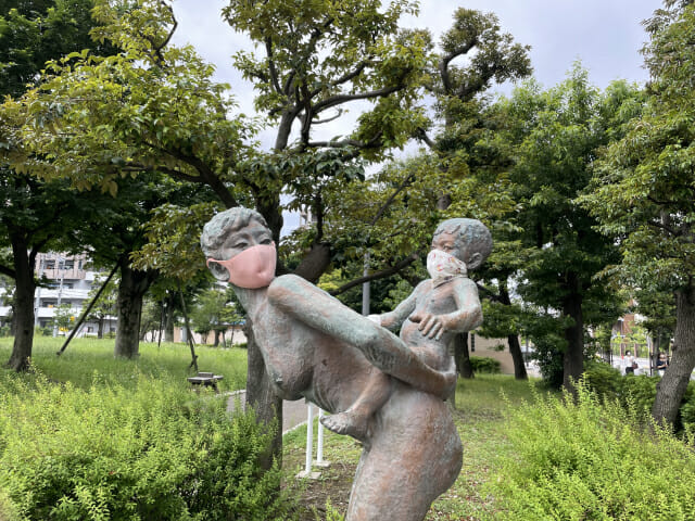 일본 공원에 설치된 아이 업은 엄마 동상