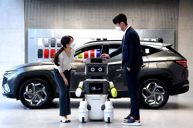 현대차의 무인매장에서 로봇 '달이'가 고객들의 질문에 답하고 있다./현대자동차