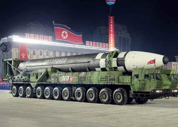 이동식발사대(TEL) 위에 올려진 북한의 신형 ICBM. /노동신문 홈페이지 캡처
