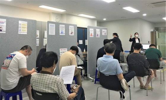 코로나19 예방 접종은 병원 도착부터 이상반응 확인까지 30분 가량이 걸렸다. 사진은 얀센 백신 접종을 마치고 이상반응 확인을 위해 대기 중인 사람들. 문희철 기자