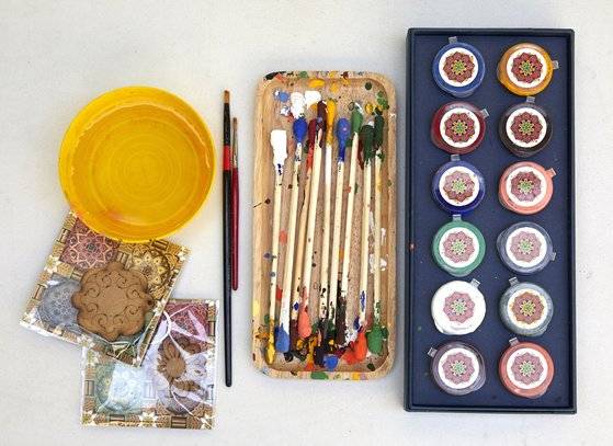 북촌단청공방에서 체험할 수 있는 단청을 활용한 악세사리 제작에 필요한 재료들.