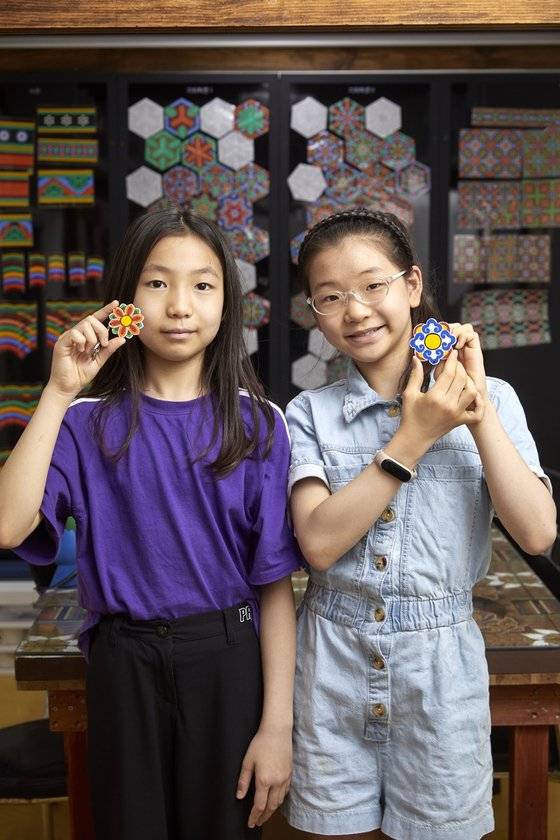 주혜리(왼쪽) 학생기자와 유지민 학생모델이 북촌단청공방을 찾아 단청의 역사와 역할에 대해 배우고 열쇠고리도 직접 만들어봤다.