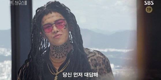 ‘펜트하우스3’에서 죽은 로건 리의 친형으로 등장한 알렉스 리(박은석). 레게머리와 문신 등이 흑인을 비하했다며 문화적 전유 논란이 일었다. [사진 SBS]