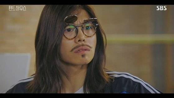 동생의 죽음에 대한 진실을 찾기 위해 체육교사 구호동(박은석)으로 변장했다. [사진 SBS]