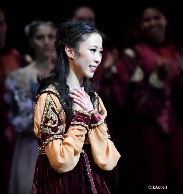 파리오페라발레의 박세은이 지난 10일 파리 바스티유 극장 무대에 오른 '로미오와 줄리엣' 개막 공연을 마친 후 관객에게 인사하고 있다.   파리오페라발레-박세은 제공