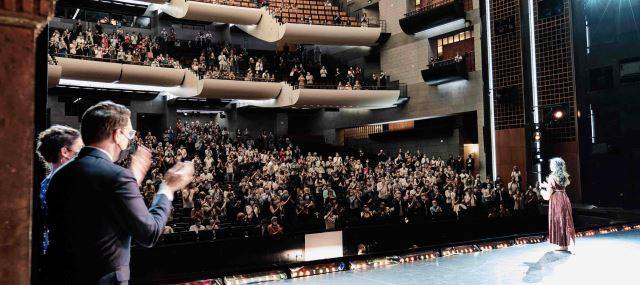 에투왈로 지명된 박세은이 기립박수를 보내는 관객들에게 인사하고 있다.   파리오페라발레-박세은 제공