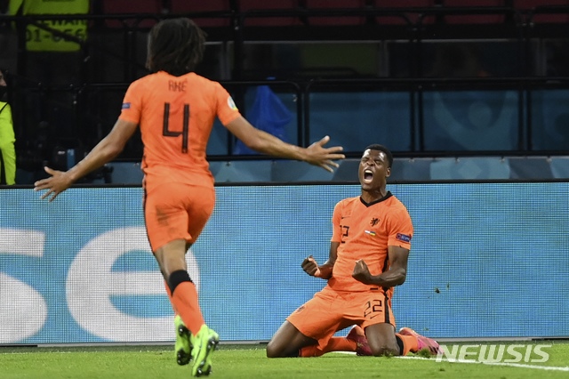 [암스테르담=AP/뉴시스] 네덜란드 승리 이끈 덴절 둠프리스. 2021.06.13.
