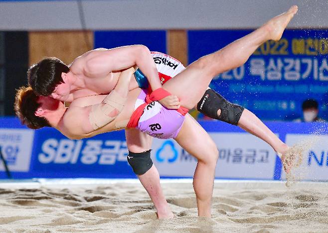 이승호가 '위더스제약 2021 예천단오장사씨름대회' 금강장사 결정전에서 배경진을 쓰러뜨리고 있다. 예천=협회