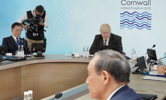 문재인 대통령이 13일(현지시간) 영국 콘월 카비스베이에서 열린 '기후변화 및 환경' 방안을 다룰 G7 확대회의 3세션에 참석해 있다. (왼쪽부터 시계방향으로) 문 대통령, 영국 보리스 존슨 총리, 일본 스가 요시히데 총리. 콘월(영국)=뉴시스