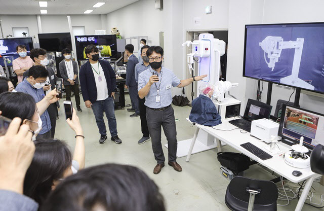 한국기계연구원 연구진이 원격 검체 채취 로봇 작동을 시연하고 있다.(사진=한국기계연구원)
