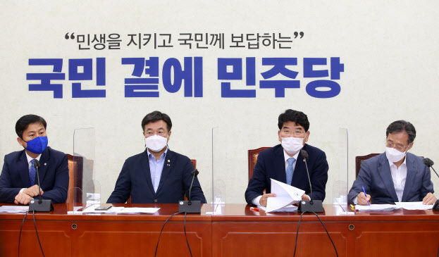 박완주(오른쪽 두 번째) 더불어민주당 정책위의장이 15일 서울 여의도 국회에서 열린 원내대책회의에서 발언하고 있다. (사진=연합뉴스)