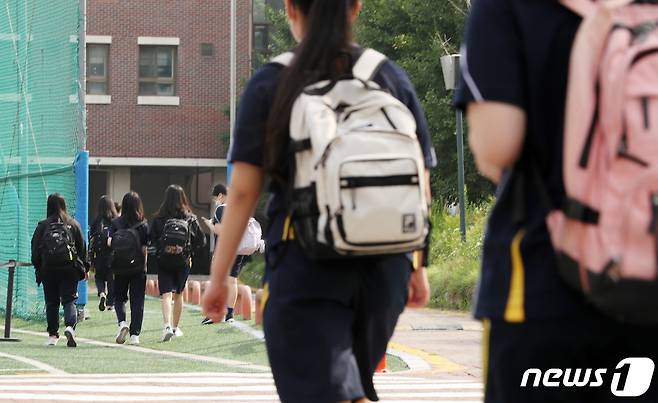 수도권 중학교 등교수업이 확대된 지난 14일 서울 한 중학교에서 학생들이 등교하고 있다. 2021.6.14/뉴스1 © News1 사진공동취재단
