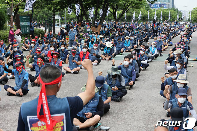 15일 오후 서울 영등포구 여의도공원에서 전국택배노동조합원들이 택배 노동자들의 과로사 문제 해결을 촉구하는 집회를 하고 있다. 2021.6.15/뉴스1 © News1 조태형 기자