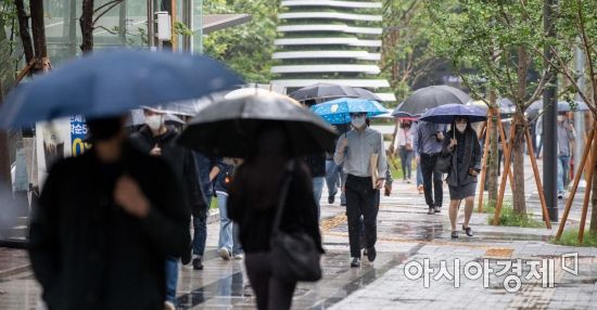 산발적으로 강한비가 내리고 있는 28일 서울 여의도역 인근에서 직장인들이 우산을 쓰고 출근길에 오르고 있다./강진형 기자aymsdream@