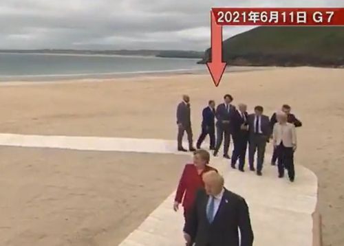 지난 11일(현지 시각) 해변 기념 촬영을 마치고 무대에서 퇴장하는 G7 정상들. 스가 요시히데 일본 총리가 행렬 뒤편에서 다른 정상과 대화를 나누지 않은 채 걸어가는 모습이 보인다. 화살표가 가리키는 게 스가 총리. /트위터