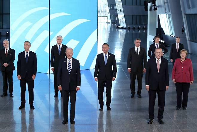 조 바이든(가운데 왼쪽) 미국 대통령이 14일(현지 시각) 벨기에 브뤼셀의 북대서양조약기구(나토·NATO) 본부에서 열린 나토 정상회의에 참석해 나토 회원국 정상들과 함께 단체 기념사진 촬영을 하고 있다. /AP=연합뉴스