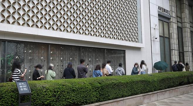 서울 중구 롯데백화점 본점 앞에서 고객들이 샤넬 매장 입장을 위해 줄을 서고 있다. /연합뉴스