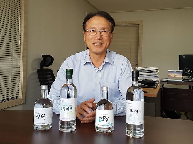 스마트 브루어리 오세용 대표가 증류주 제품들을 하나하나 설명하고 있다. /박순욱 기자