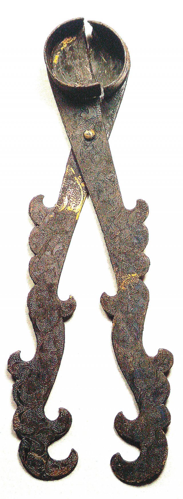 경주 월지에서 발견된 보물 제1844호 금동초심지가위. 두 마리의 봉황이 머리를 교차하는 듯한 독특한 손잡이가 인상적이다. 국립경주박물관 제공