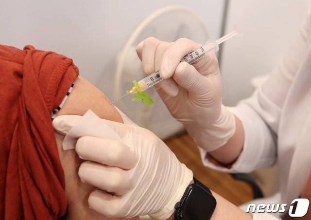 코로나19 백신 접종. 뉴스1