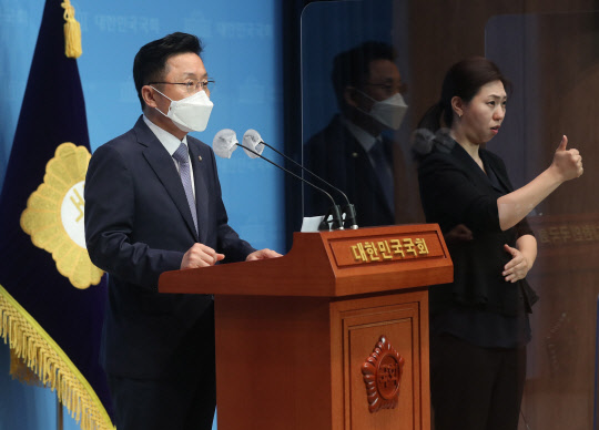 최인호 민주당 의원이 15일 국회 소통관에서 개헌을 제안하고 있다. 연합뉴스