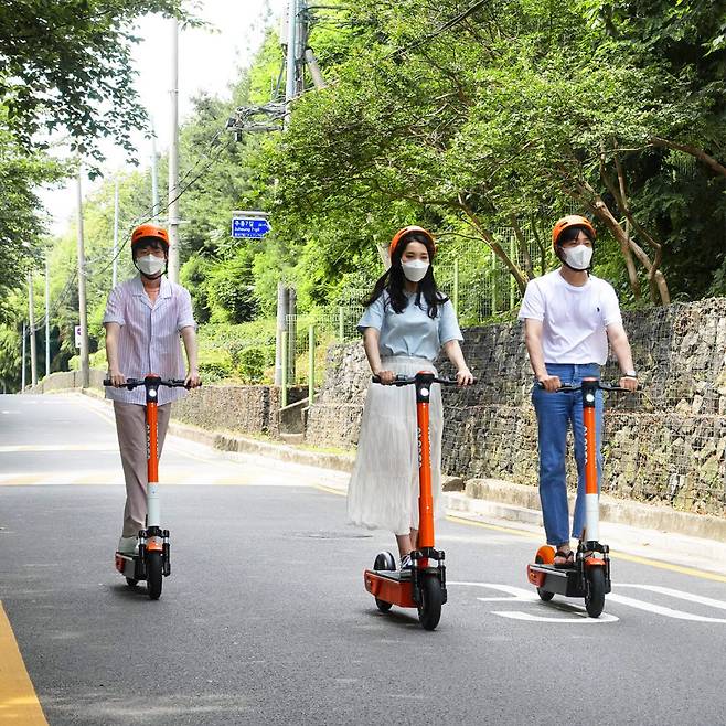 알파카 킥보드 3세대 타는 모습