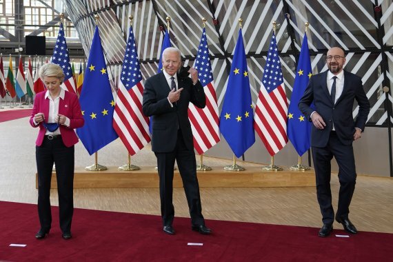벨기에 브뤼셀에서 15일(현지시간) 우르줄라 폰 데어 라이엔 유럽연합(EU) 집행위원장, 조 바이든 미국 대통령, 샤를 미셸 EU 정상회의 상임의장(왼쪽부터)이 회담에 앞서 함께 사진을 찍고 있다.AP뉴시스