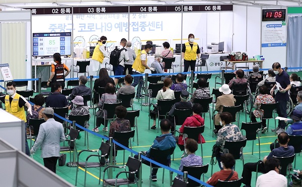 서울 중랑문화체육관에 마련된 코로나19 접종센터에서 지난 11일 화이자 백신 접종이 진행되고 있다.