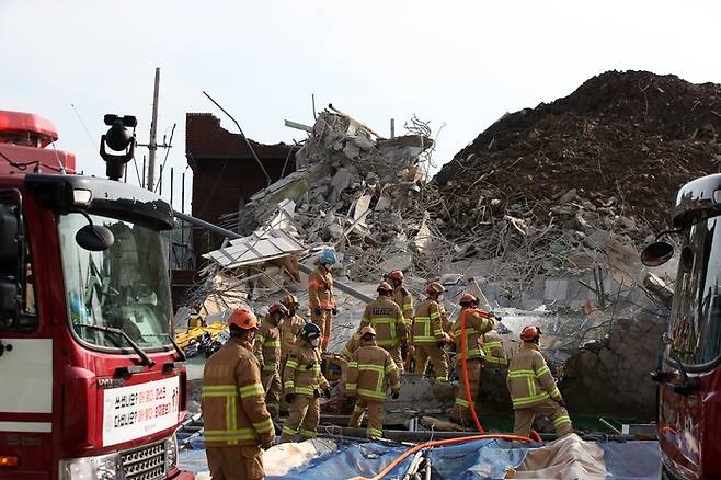 9일 오후 광주 동구 학동의 한 철거 작업 중이던 건물이 붕괴, 도로 위로 건물 잔해가 쏟아져 시내버스 등이 매몰됐다. 사진은 사고 현장에서 119 구조대원들이 구조 작업을 펼치는 모습. 연합뉴스