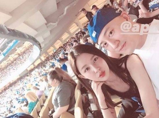 조수애는 15일 자신의 인스타그램에 님편인 두산매거진 박서원 대표이사와 찍은 사진을 게재했다.  [사진=조수애SNS]