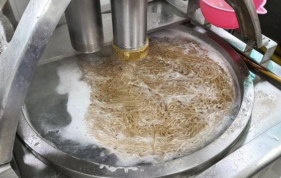 백령도 사곶냉면에서 면을 뽑는 장면. 메밀이 70% 이상 들어간다.