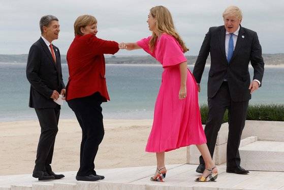 앙겔라 메르켈(왼쪽 두 번째) 독일 총리와 캐리 존슨(왼쪽 세 번째) 영국 총리 부인이 인사하는 모습. 그 뒤에 요아힘 자우어와 보리스 존슨 총리(맨 오른쪽)가 서있다. AFP=연합뉴스