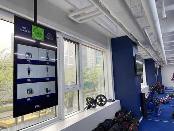 운동 프로그램을 수행하는 동안 창문에 설치된 스크린으로 다음 진행할 동작을 보여준다. 이 덕분에 다음 운동 동작이 무엇인지 긴장하며 생각하지 않아도 된다.