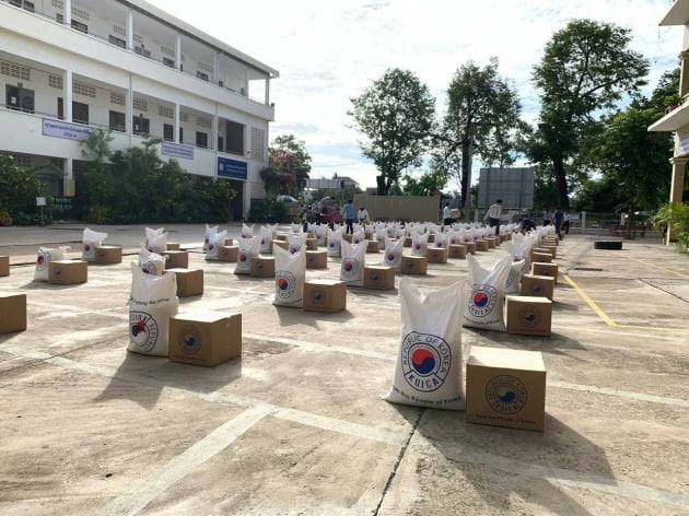 코이카가 지난 14일 캄보디아 포삿 지역 직업기술훈련원에 기증한 코로나19 방역 및 생필품 긴급지원 키트 모습./ 코이카 제공