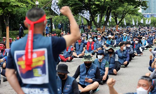15일 오후 서울 영등포구 여의도공원에서 전국택배노동조합 조합원들이 사회적 합의 이행을 촉구하는 집회를 했다. 연합뉴스