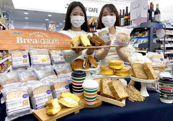 Models pose with various breads from Brea;daum, a bakery brand from 7-Eleven. [7-ELEVEN]