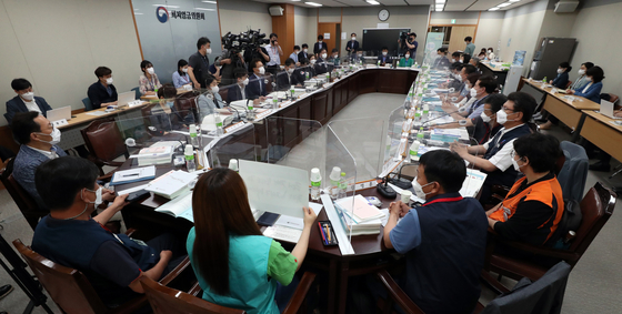 Representatives from business, labor unions and the government attend a meeting to discuss next year's minimum wage at the government complex in Sejong on Tuesday. The group has until August to decide on next year's minimum wage. Last year the minimum wage increased 1.5 percent to 8,720 won ($7.80) per hour. It was the lowest increase since 1988, when the minimum wage first began to be reviewed annually.  [YONHAP]