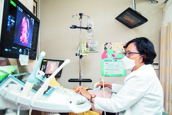 이화여대목동병원 태아알코올증후군예방연구소 소장인 김영주 교수가 초음파 검사로 임신 8개월 여성의 뱃속 아기 상태를 살펴보고 있다. 이화의료원 제공